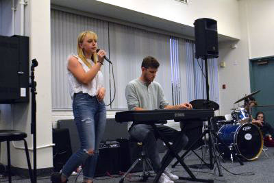 Elizabeth Edel 16, accompanied by Michael Edwards 16 on the piano, sings Bonnie Raitts I Cant Make You Love Me, at the first Coffee House of the school year. Credit: Claire Dennis/Chronicle