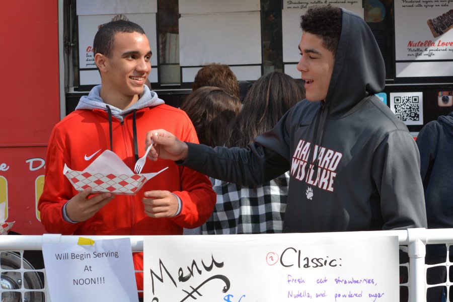 Ali Iken 17 and Carter Begel 17 share a waffle on the quad Jan. 29. Credit: Teresa Suh/Chronicle