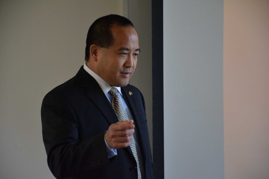 Los Angeles Deputy District Attorney Mark Inaba 86 speaks to the Criminal Law & Advocacy class. Credit: Aaron Park/Chronicle