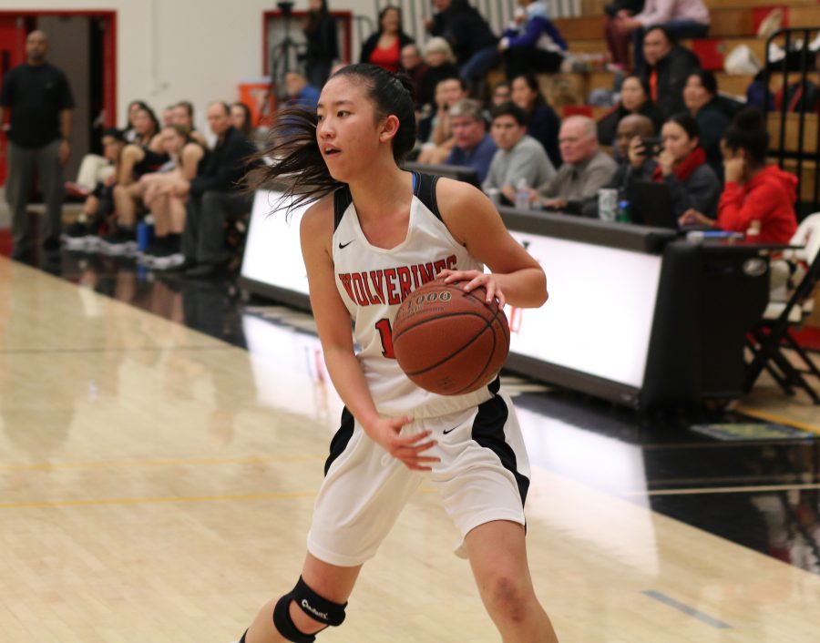 Ashlee Wong ’18 scans the courts in a game against Flintridge S acred Heart last season. Photo Credit: Aaron Park/Chronicle