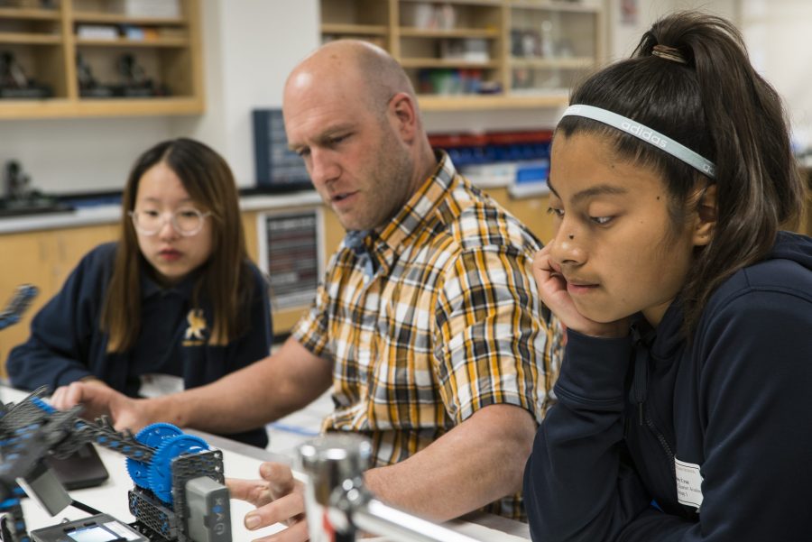 Middle school math teacher Dan Reeves ’94 teaches charter school students about robotics during one of the after-school sessions, which aim to enrich students. Credit: Rosemary Vanvlijmen