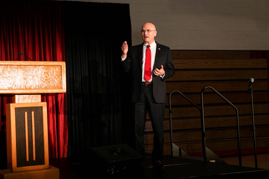Speaker Andrew Puzder shares his ideologies behind his support of Capitalism. Credit: Caitlin Chung/Chronicle