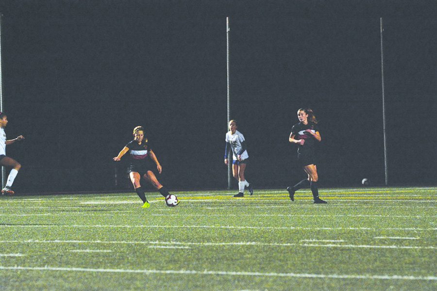 #NOPHILTER: Defender Natalie Phillips ’21 prepares to pass the ball while midfielder Whitney Elson ’19 looks on in the 1-0 Senior Night win against Notre Dame High School on Jan. 31. This win capped the Wolverines’ overall record off at 14-0-6. Credit: Lucas Lee/Chronicle
