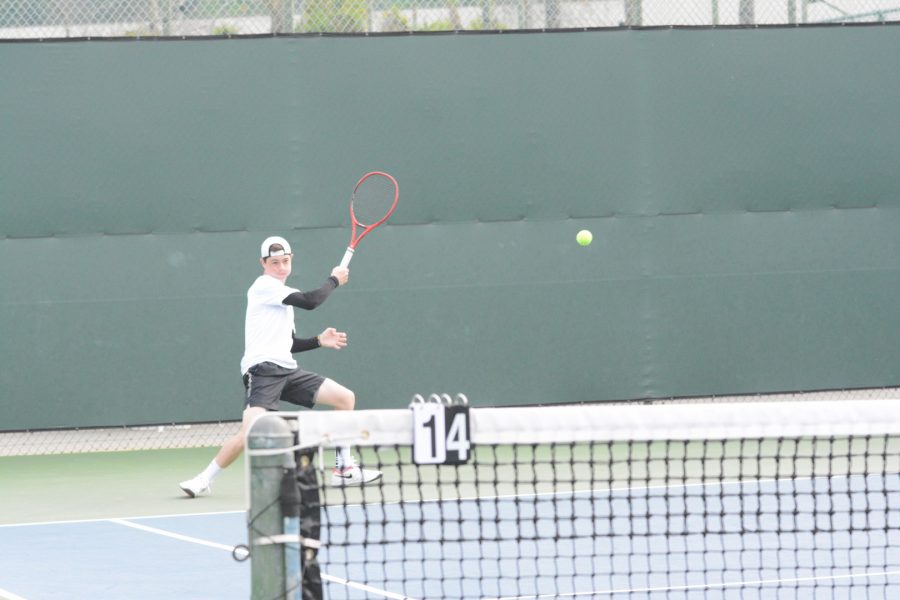 Doubles+player+Avi+Carson+22+returns+a+serve+in+a+match+against+St.+Francis+High+School+on+Feb.+27.+Photo+credit%3A+Lucas+Lee%2FChronicle.