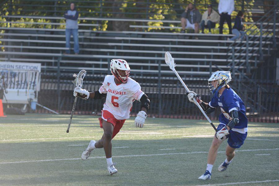 Midfielder Sultan Daniels ’19 runs down
the field in a 14-10 win against Agoura High School on May 2. (Photo Credit : Keila McCabe/Chronicle)
