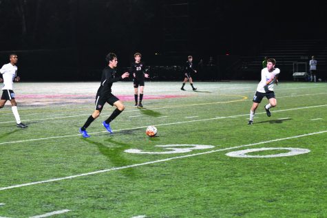 Midfielder Pablo Greenlee ’20 dribbles the ball ahead in the 4-0 win against Windward High School on Friday. Greenlee scored the fourth goal for the Wolverines late in the second half. Credit: Charlie Wang/Chronicle