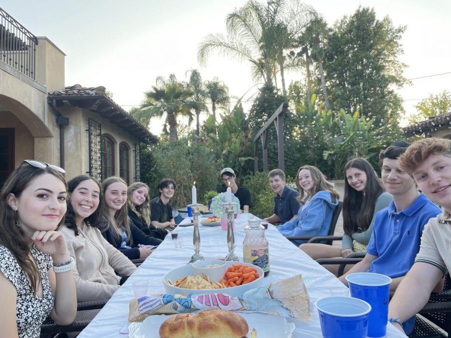 AN+EASYGOING+EVENING%3A+Jewish+Family+Alliance+%28JFA%29+members+mingle+as+they+enjoy+the+food+provided+at+the+summer+JFA+Shabbat+dinner.+