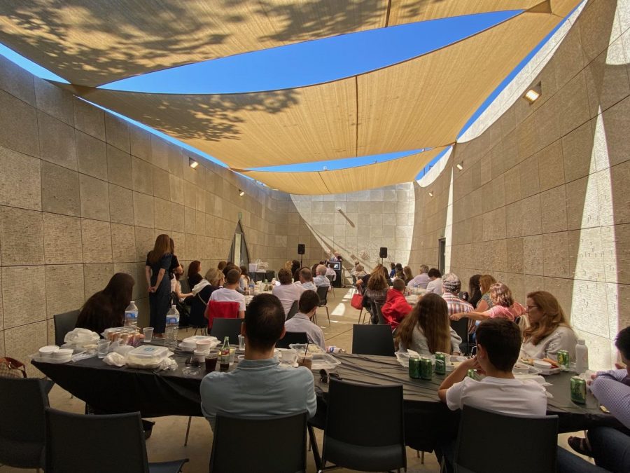 Students and parents in the Harvard-Westlake Jewish Families Alliance (HWJFA) eat lunch outside at Holocaust Museum LA.