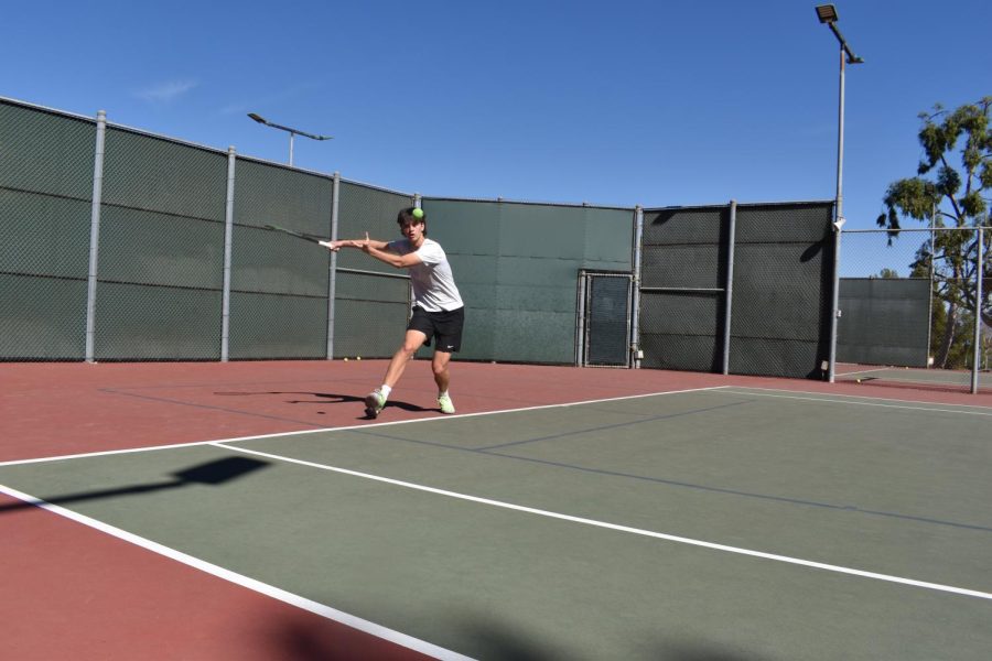 Singles+and+doubles+player+Andrew+Kurgan+24+returns+a+serve+during+a+practice.+The+team+will+face+Chaminade+College+Preparatory+High+School+in+its+first+Mission+League+game+of+the+season+March.+8.