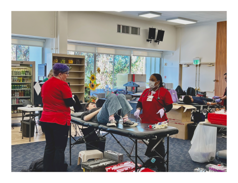 B-POSITIVE: The HW Parents Association’s blood drive was hosted in Chalmers East and West. All Upper School students at least 16 years of age were eligible to donate their blood to the school’s Spring Blood Drive.