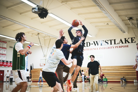 LEAGUE HIM: Presentations Managing Editor Leo Saperstein ’23 shoots a contested floater layup. The Leo Saperstein Seniors Only First Amendment Basketball League plays games during Community Time in Taper Gym.