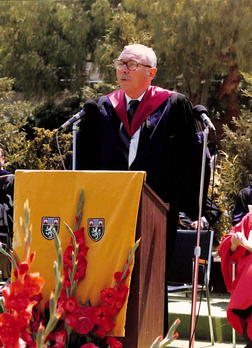 Charlie Munger speaks at Commencement in 1986. He passed at age 99 after decades of service as a board trustee.