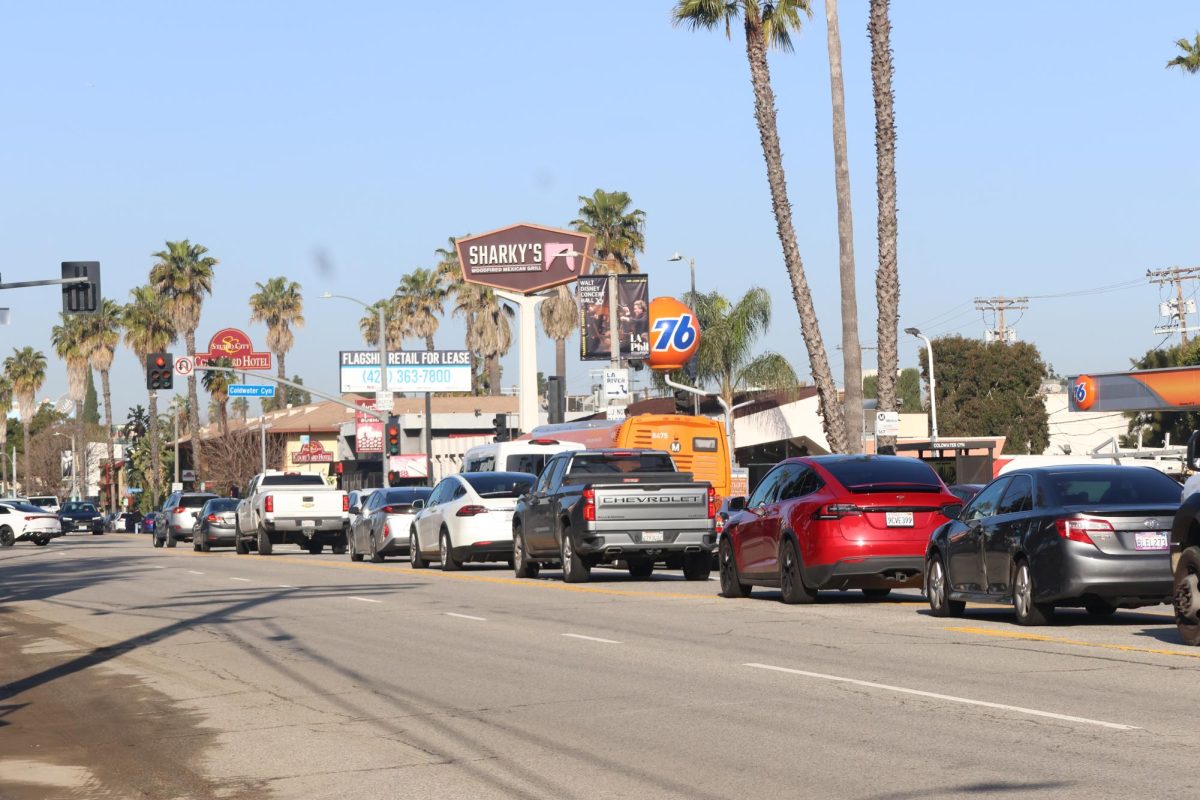 A line of commuters on Ventura Boulevard waits to turn left on Coldwater Canyon Avenue. A greater trend of tardy students has been reported by Student Discipline and Attendance Coordinator Gabriel Preciado since the beginning of the new year.
