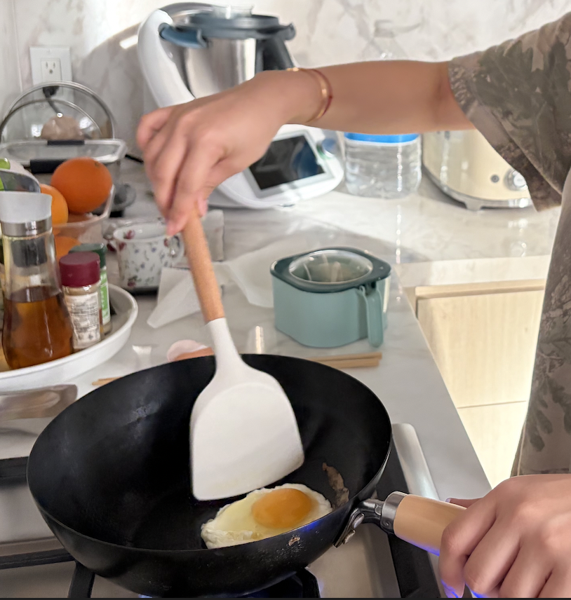 Luna Yang '27 fries an egg.